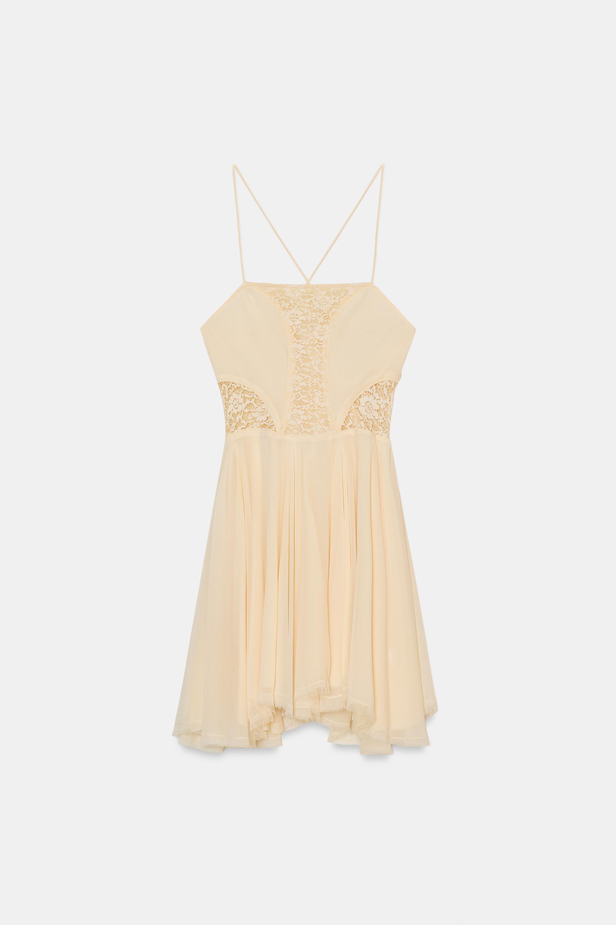 ROBE COURTE À GODETS EN DENTELLE